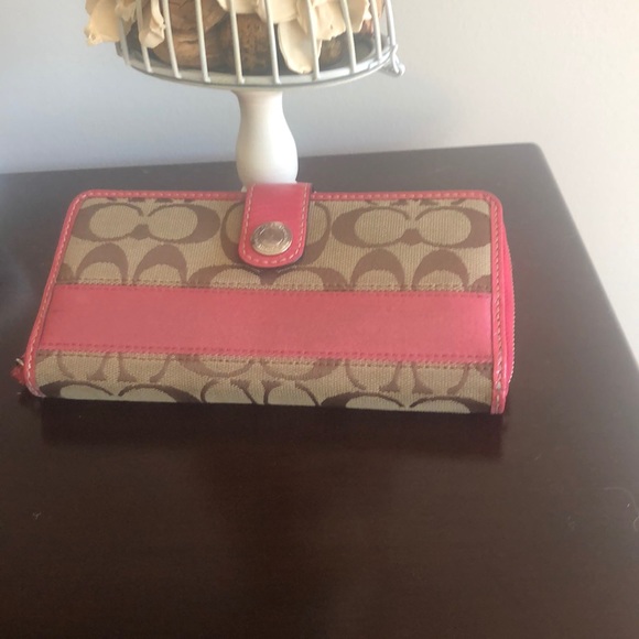 Coach Signature Wallet - Picture 2 of 4